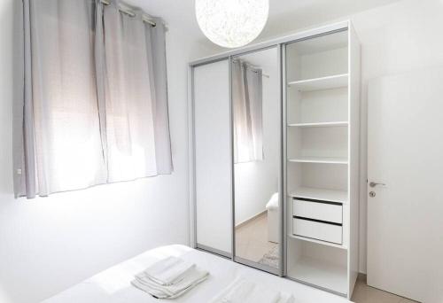 Una cama o camas en una habitación de Neat 4BR Apt. With Parking/High Floor/Elevator/AC