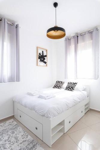 Una cama o camas en una habitación de Neat 4BR Apt. With Parking/High Floor/Elevator/AC