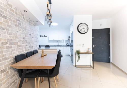 Una cocina o cocineta en Neat 4BR Apt. With Parking/High Floor/Elevator/AC