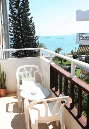 balkon ze stołem i krzesłami i widokiem na ocean w obiekcie Hotel Thisvi w mieście Stalida
