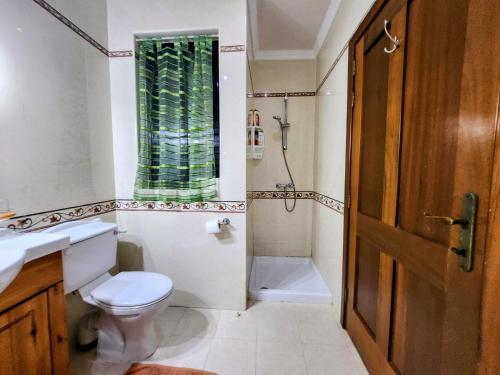 een badkamer met een toilet, een wastafel en een douche bij Seafront Apartment - Wifi - Sleeps 6 - ChrisCourt in Marsaskala
