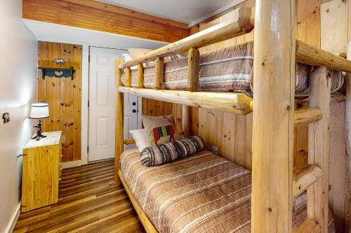 1 dormitorio con 2 literas en una cabaña en Long Island Road Getaway en Moultonborough