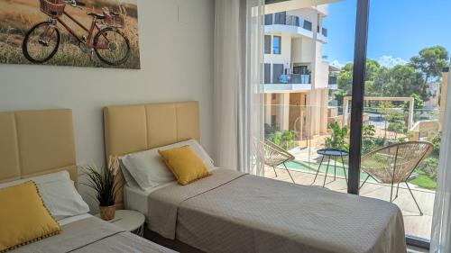 Un dormitorio con dos camas y una gran ventana. en ALLONBAY spa & nature house, en Villajoyosa