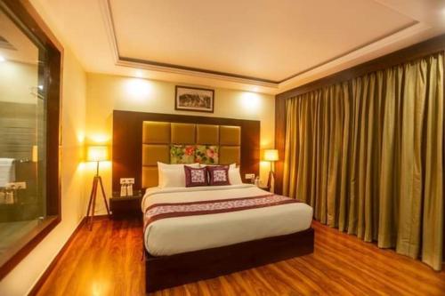 - une chambre avec un grand lit dans l'établissement Rabindra Bilas Homestay, à Bolpur