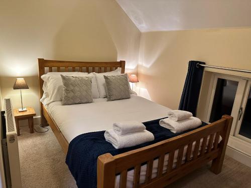 une chambre avec un lit avec des serviettes dessus dans l'établissement Cosy & peaceful cottage in rural Northumberland, à Morpeth