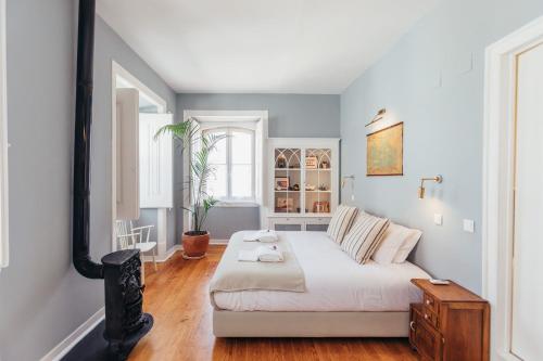 a bedroom with a white bed in a room at LEGASEA - Cascais Guesthouse in Cascais