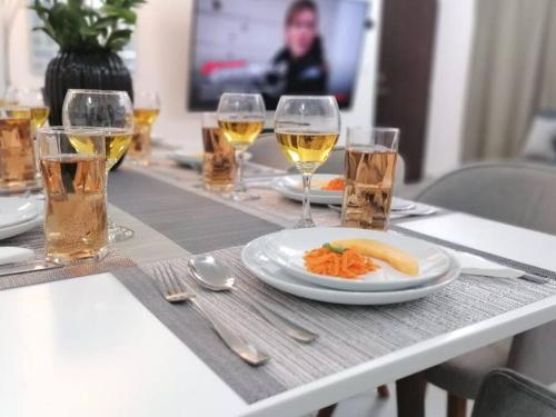 a table with a plate of food and glasses of wine at Depto. frente al mar con Club de Playa in Acapulco