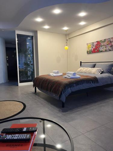 Schlafzimmer mit einem Bett und einem Glastisch in der Unterkunft Osmanbey’de geniş stüdyo daire in Istanbul