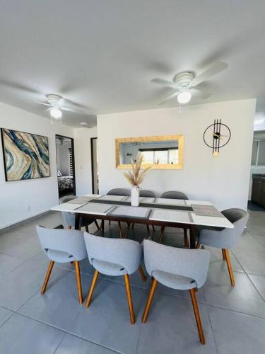 a dining room with a table and chairs at Depto. frente al mar con Club de Playa in Acapulco
