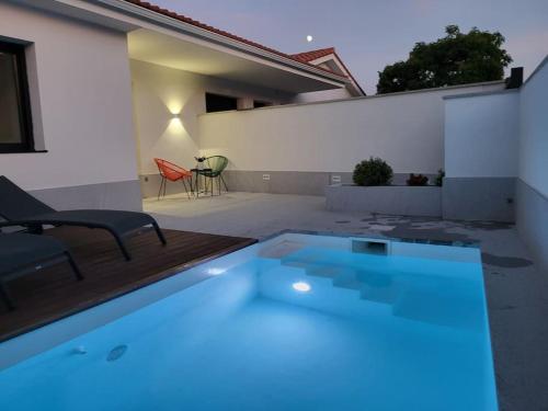 una piscina frente a una casa en O 3 de Monteferro, en Nigrán