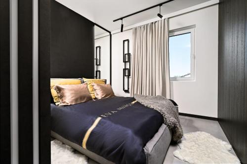 Un pat sau paturi într-o cameră la Black&Gold Apartament