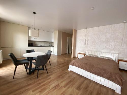 1 dormitorio con 1 cama, mesa y sillas en Apatrment in Khmelnytsky street Natasha en Leópolis