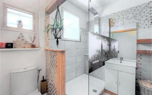 uma casa de banho com um chuveiro, um WC e um lavatório. em appartement t3 terrasse em Troyes