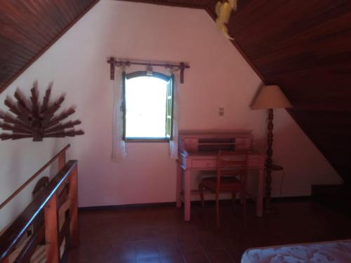 帕蒂杜阿爾費里斯的住宿－Amaencanto，阁楼间设有书桌和窗户。