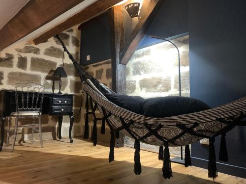 a hammock in the corner of a room with a table at appartement de charme centre historique de Brive in Brive-la-Gaillarde