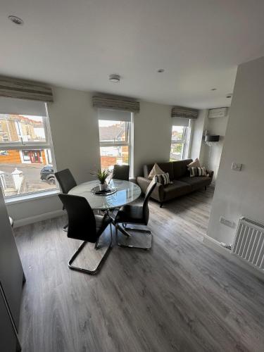 Ruang duduk di Westland Suites - Stylish, Modern, Elegant, Central Apartments A