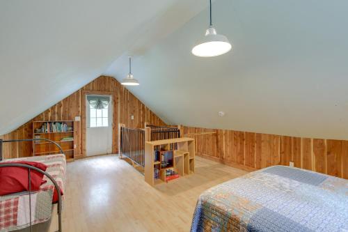 Habitación en el ático con cama y cuna en Riverfront Briceville Cabin with Patio and Fire Pit!, en Briceville