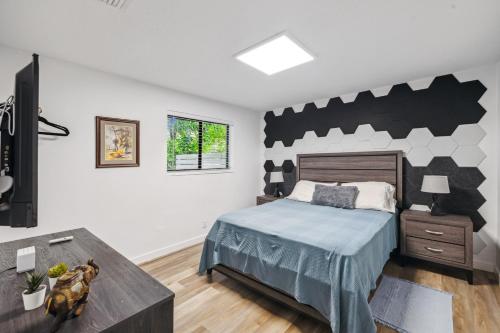 um quarto com uma parede a preto e branco em Harbourside Flats em Fort Lauderdale