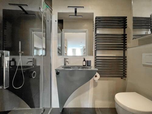 a bathroom with a sink and a toilet at Le Cinquante Quatre in Perroy