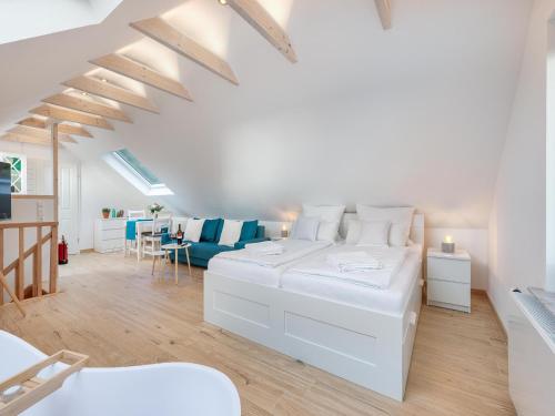 een witte slaapkamer met een groot wit bed in een kamer bij Ferienwohnung Flensburg in Flensburg