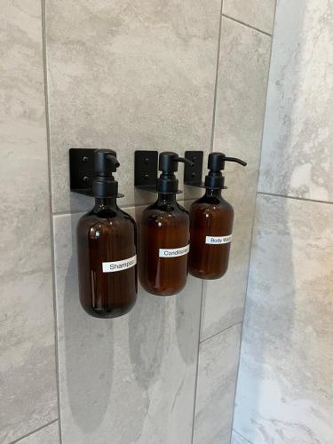 Fotografie z fotogalerie ubytování Brand New! Private hot tub, bunk room and walkable to restaurants/shops v destinaci Fraser