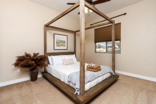 - une chambre avec un lit à baldaquin dans l'établissement Desert Oasis a McCulloch Pool Home, à Lake Havasu City