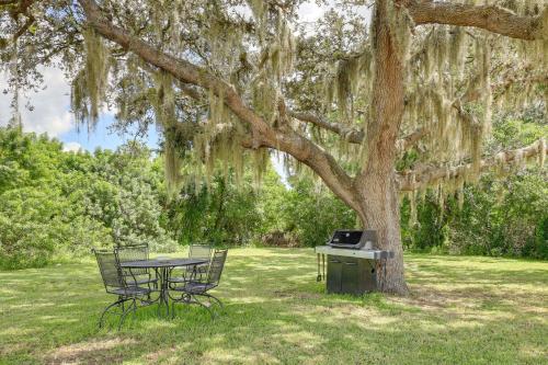 Jardín al aire libre en Sebring Vacation Rental Apartment - Screened Porch