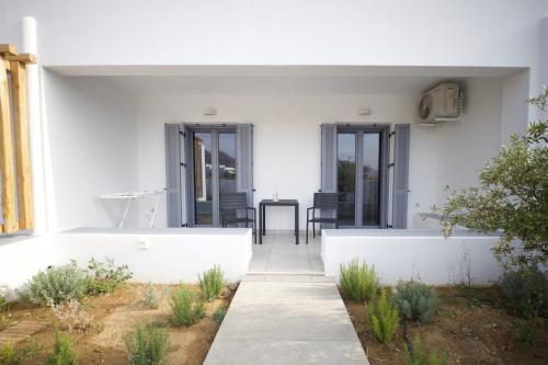 Κήπος έξω από το Kotinos Luxury Suites
