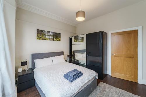 1 dormitorio con 1 cama y TV en Augusta lodge Moseley, en Birmingham