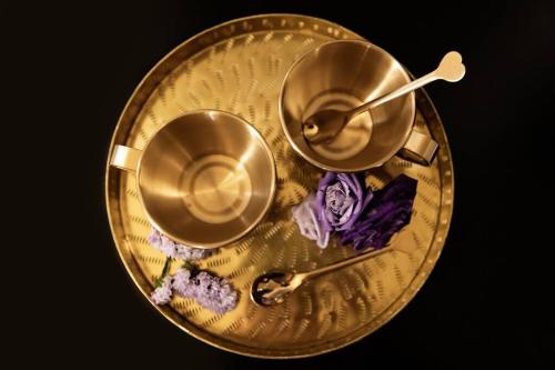 un piatto d'oro con due padelle e cibo viola di Dubai RC luxury a Reggio di Calabria
