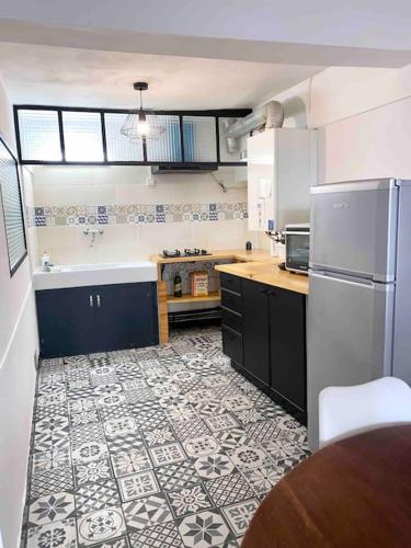 La cuisine est équipée d'un réfrigérateur et d'un évier. dans l'établissement 3-CosyT2 à l'ancienne proche place Carnot BOX A BAGAGES GRATUITS, à Carcassonne