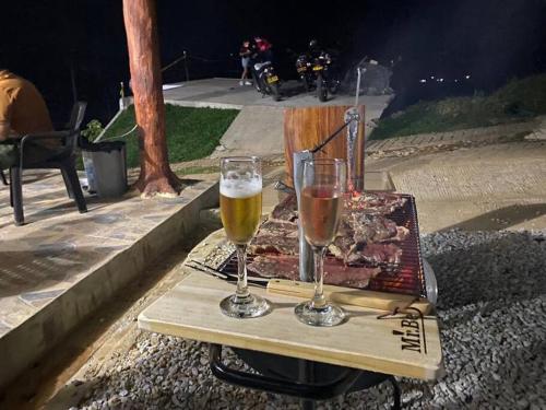 een dienblad met twee glazen bier op een tafel bij RIO CLARO ANT, Acogedora CASA con hermosa vista in Naranjo