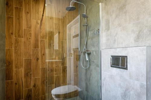 Un baño con ducha y un inodoro. en NordApart Słoneczna Dolina 25, en Jastrzębia Góra