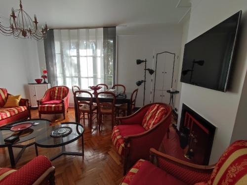 a living room with a couch and a table and chairs at Grand appartement Athis Mons proche Paris in Athis-Mons