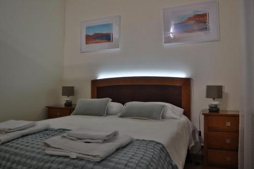 um quarto com 2 camas e toalhas em Navio Azul Apartment no Funchal