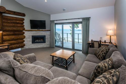sala de estar con sofá y chimenea en Tigh-Na-Mara Seaside Spa Resort, en Parksville