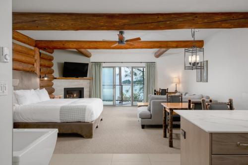 Postel nebo postele na pokoji v ubytování Tigh-Na-Mara Seaside Spa Resort