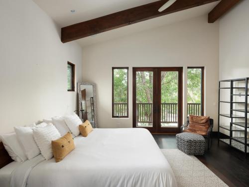 埃斯孔迪多的住宿－Private Resort in Lake Hodges，卧室设有白色大床和窗户。