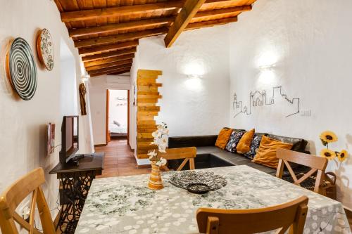 a living room with a table and a couch at Casa do Tintejo in Motrinos