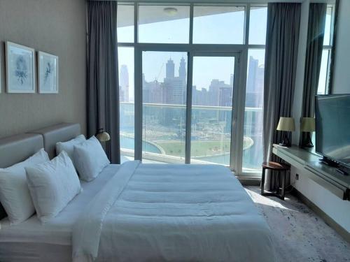 Postel nebo postele na pokoji v ubytování Huge Studio In Downtown Dubai, Six Minutes to Dubai Malls