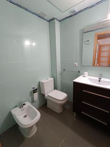 een badkamer met een wit toilet en een wastafel bij apartamento Castilla in Almodóvar del Río