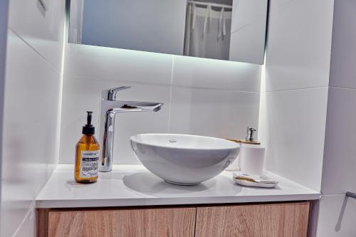 a bathroom with a bowl sink and a mirror at Babel Arcos in Buenos Aires