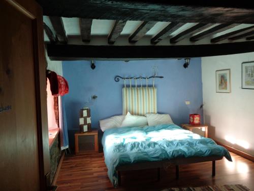 a bedroom with a bed in a blue room at Ferienhaus mit Pool bis 20 Personen Casa vacanze con piscina fino a 20 persone in Urbino