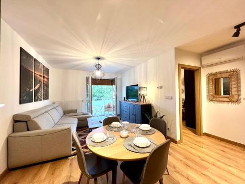 een woonkamer met een tafel en een bank bij Apartament 25 Rowery, Spacery w Dolinie Baryczy - 5D Apartamenty in Milicz