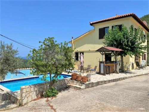 Villa con piscina y casa en Orange Apartments, en Epáno Epídhavros