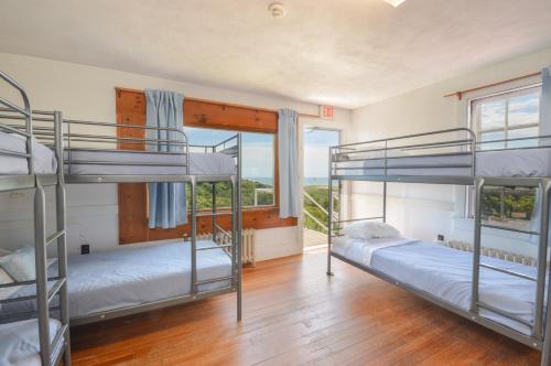 トゥルーロにあるHI - Truro Hostelの二段ベッド3組、窓が備わる客室です。