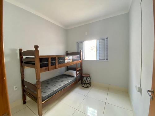 馬里利亞的住宿－Casa no Centro da Cidade/Com ar condicionado，一间卧室配有两张双层床。
