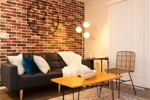 Χώρος καθιστικού στο Rustic Luxe Loft , A King Bed Hideout with Edge