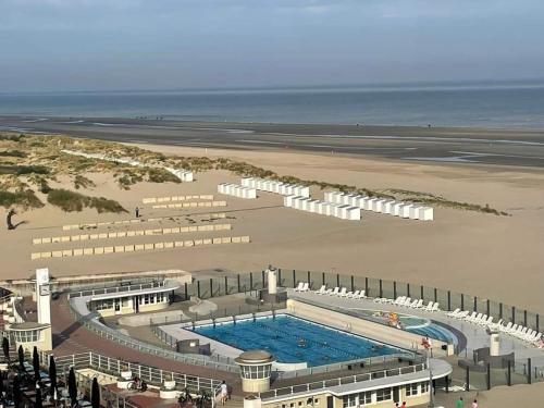 vista aerea su una piscina e una spiaggia di Dunenestje a Oostduinkerke