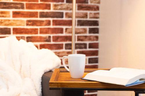 Χώρος καθιστικού στο Rustic Luxe Loft , A King Bed Hideout with Edge